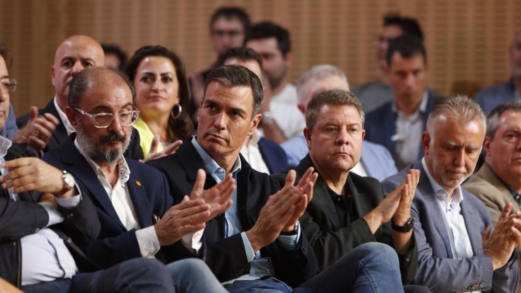 El presidente del Gobierno, Pedro Sánchez, acompañado de los secretarios generales autonómicos Javier Lambán, Emiliano García-Page y Ángel Víctor Torres, en una foto de archivo.