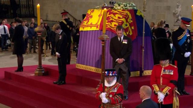 Los nietos de Isabel II velan su féretro