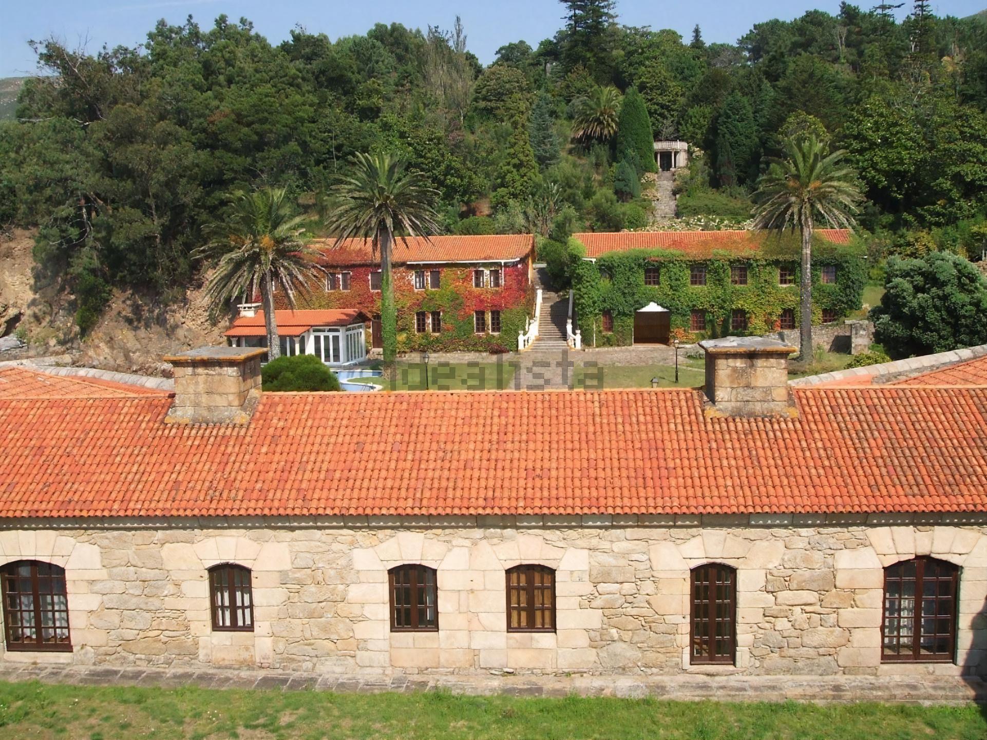 Varias de las construcciones del Castillo del Príncipe (foto: idealista)