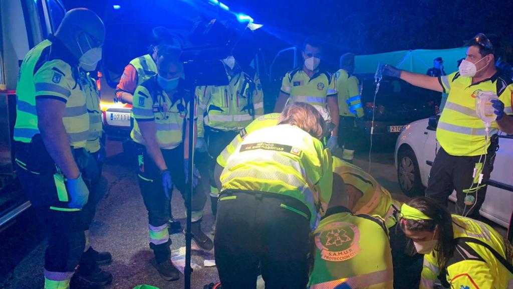 Emergencias atiende al hombre de 45 años tras el tiroteo en Carabanchel.