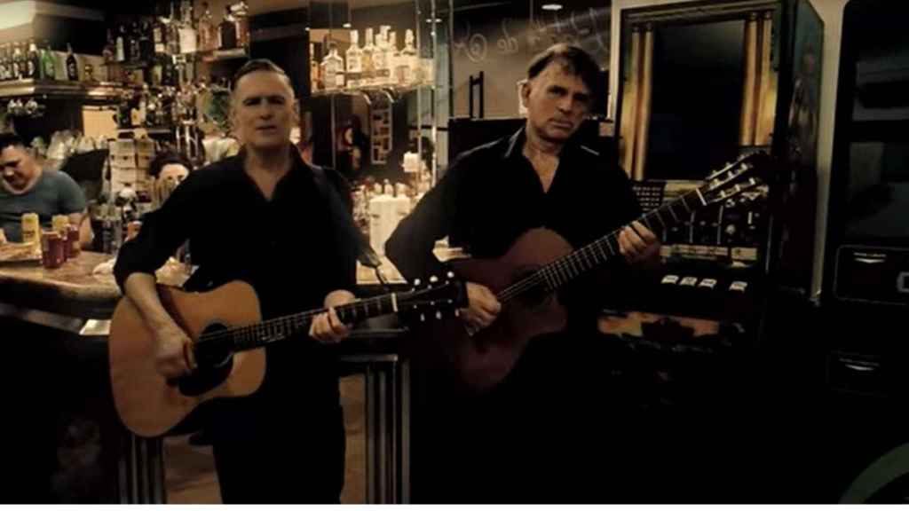 Bryan Adams publica el videoclip que grabó en una cafetería de Vigo