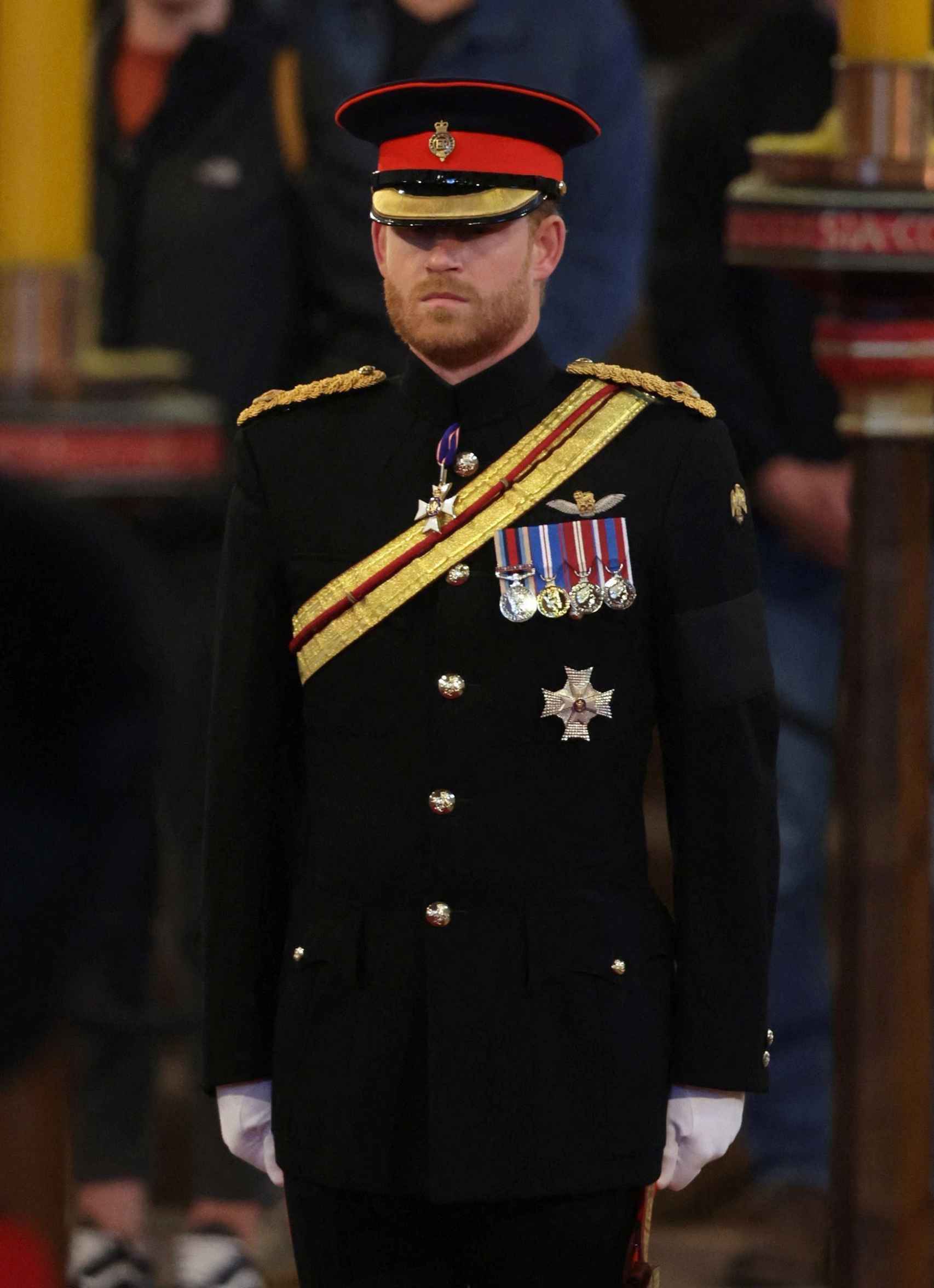Harry, en la vigilia de su abuela Isabel II, con uniforme militar.