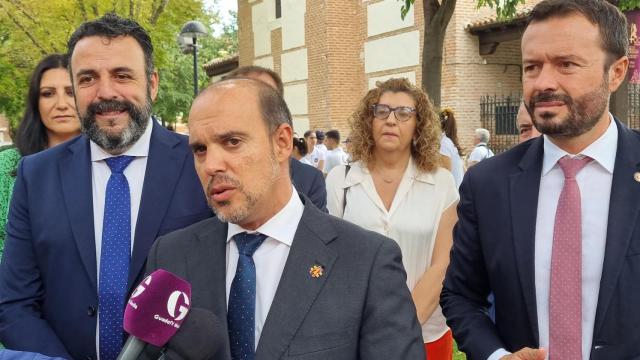 El secretario provincial del PSOE de Guadalajara, Pablo Bellido, junto a José Luis Escudero y José Luis Blanco, entre otras personas