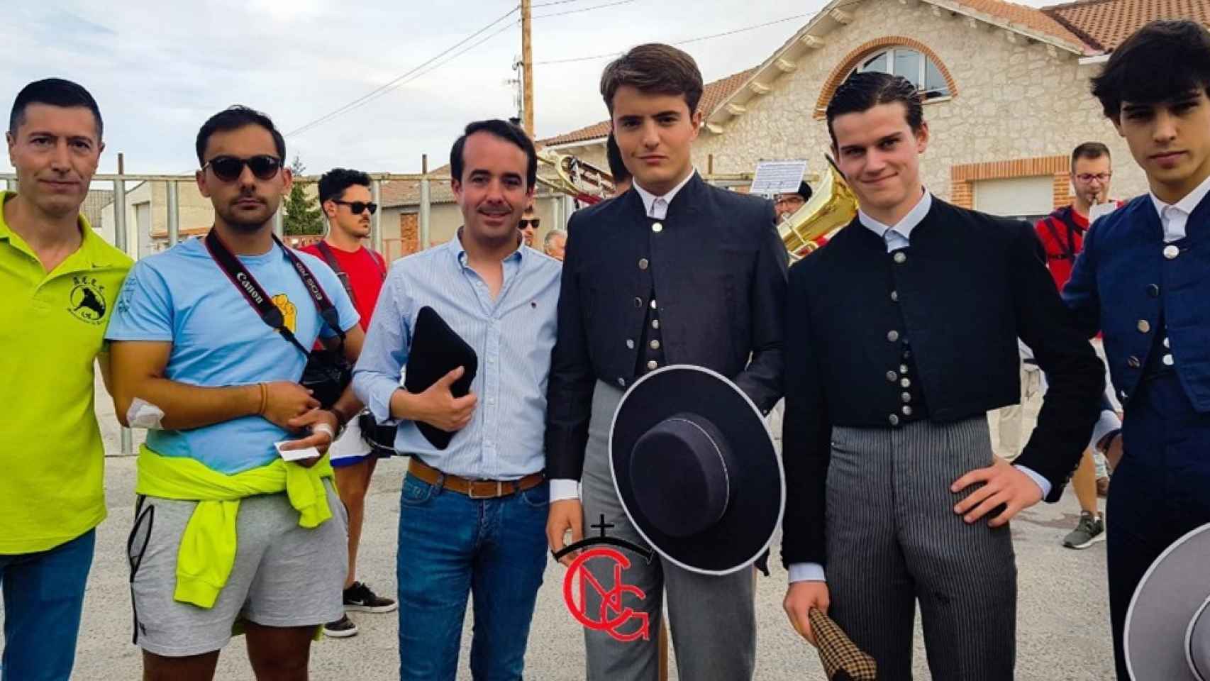 Los novilleros actuantes junto al alcalde, Iván Velasco, y dos de los componentes de La Empalizada, Raúl y Diego. (Natalia Calvo)