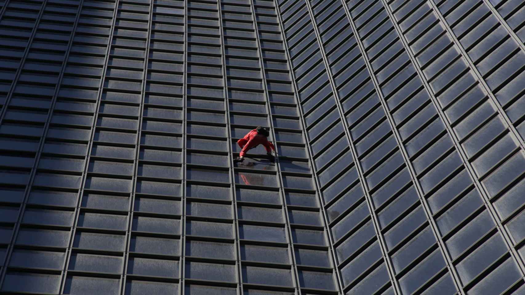 El 'spiderman francés', Alain Robert, durante la escalada del rascacielos parisino