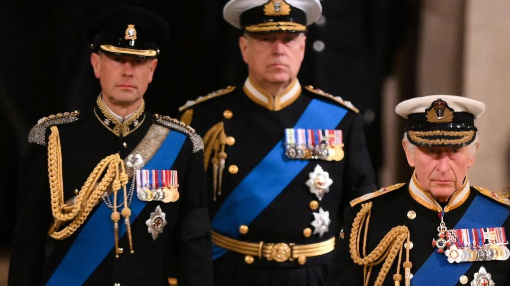 Andrés junto a sus hermanos, durante el velatorio de Isabel II.