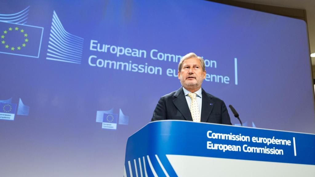 El comisario de Presupuesto, Johannes Hahn, durante la rueda de prensa de este domingo