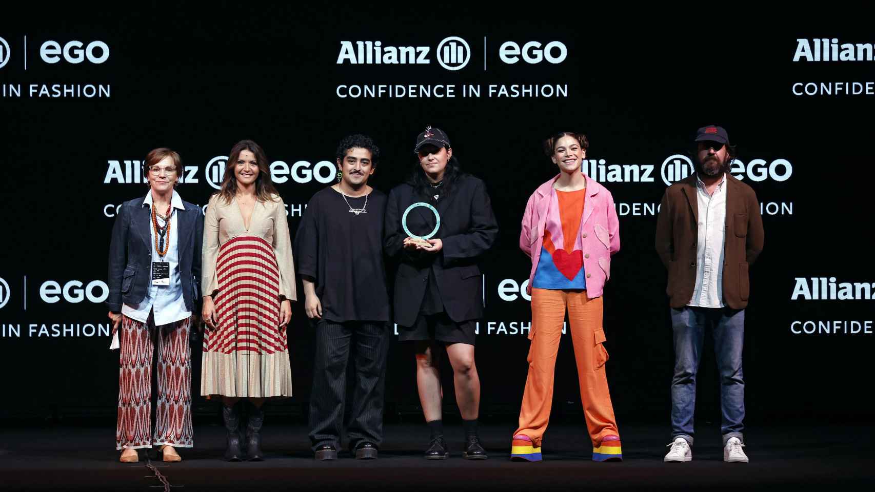 Reparto Studio recibiendo el premio Allianz EGO Confidence in Fashion.
