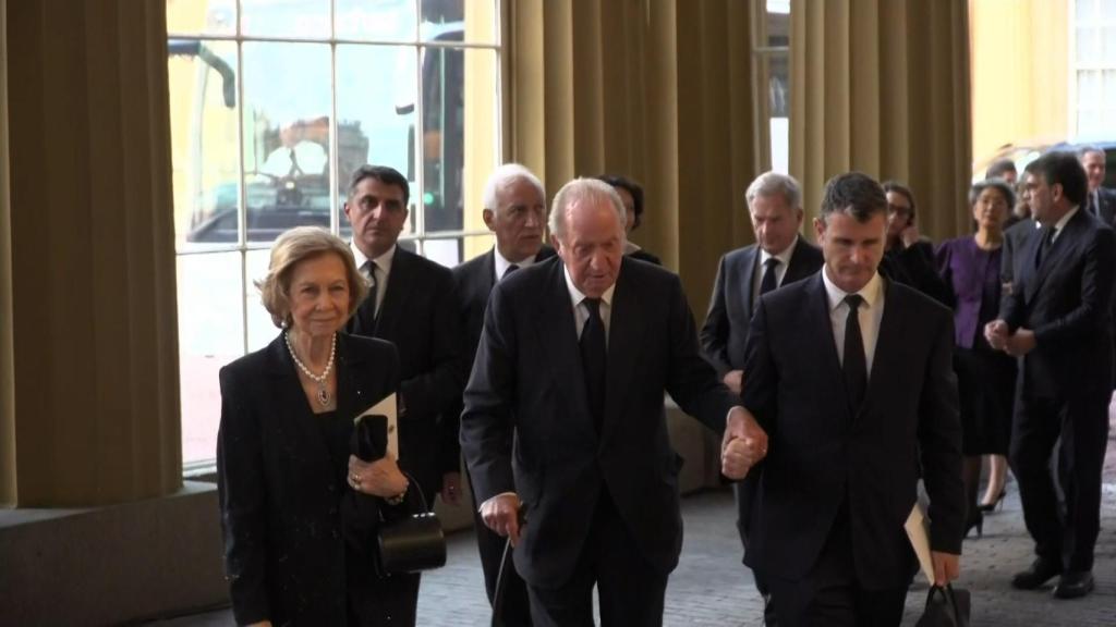 Juan Carlos y Sofía, en Buckingham Palace.