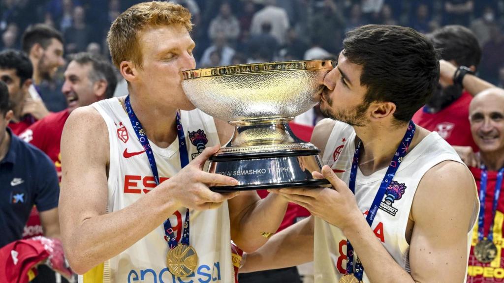 Alberto Díaz y Darío Brizuela con el trofeo de campeones de Europa.