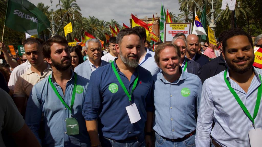 Gallardo junto a Santiago Abascal e Ignacio Garriga en Barcelona