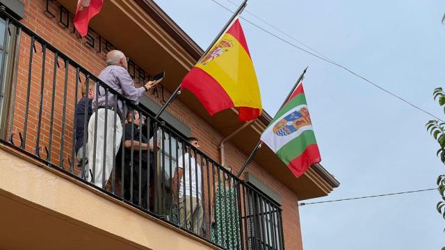 Momento del izado de la bandera en Calzadilla de Tera