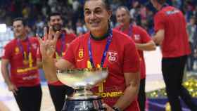 Sergio Scariolo celebra el Eurobasket conseguido por España.