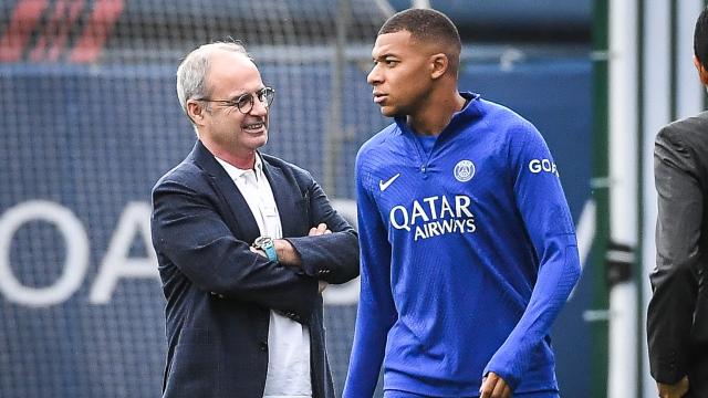 Kylian Mbappé, junto a Luis Campos en un entrenamiento del PSG