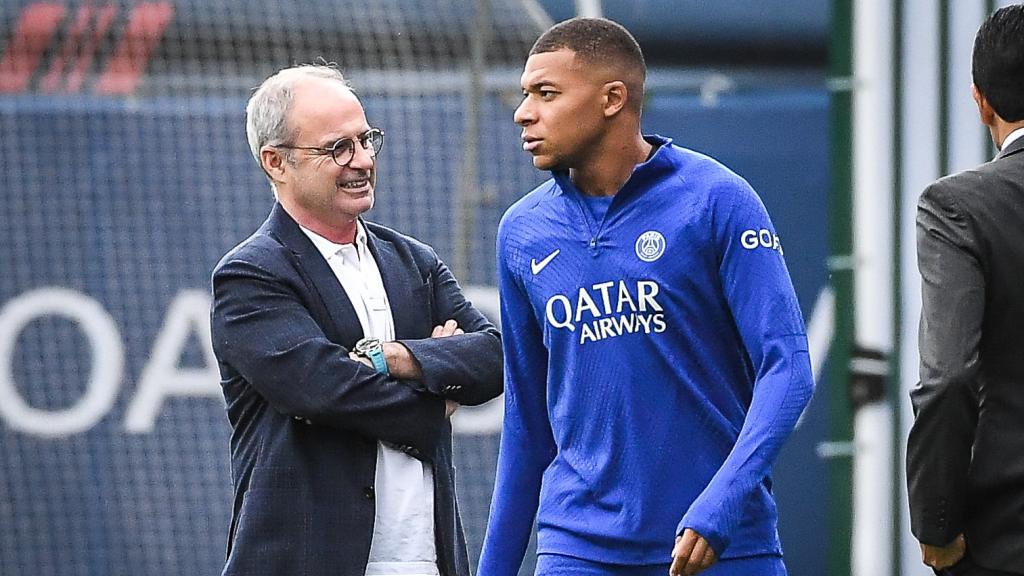 Kylian Mbappé, junto a Luis Campos en un entrenamiento del PSG