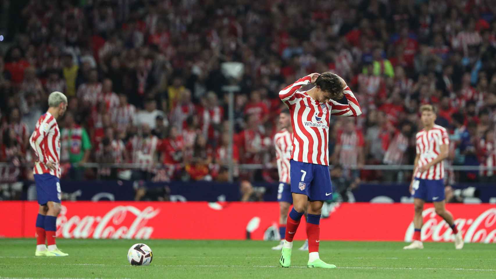 La decepción de los jugadores del Atlético tras irse perdiendo al descanso.