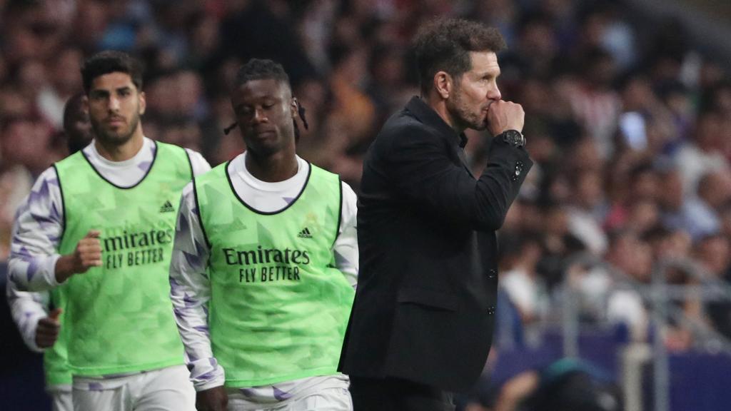 Simeone, pensativo durante el partido.