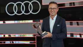 Fermín Soneira (Audi) con el premio “El Abrazote de Manolo” por los jurados españoles del Car of the Year (COTY).