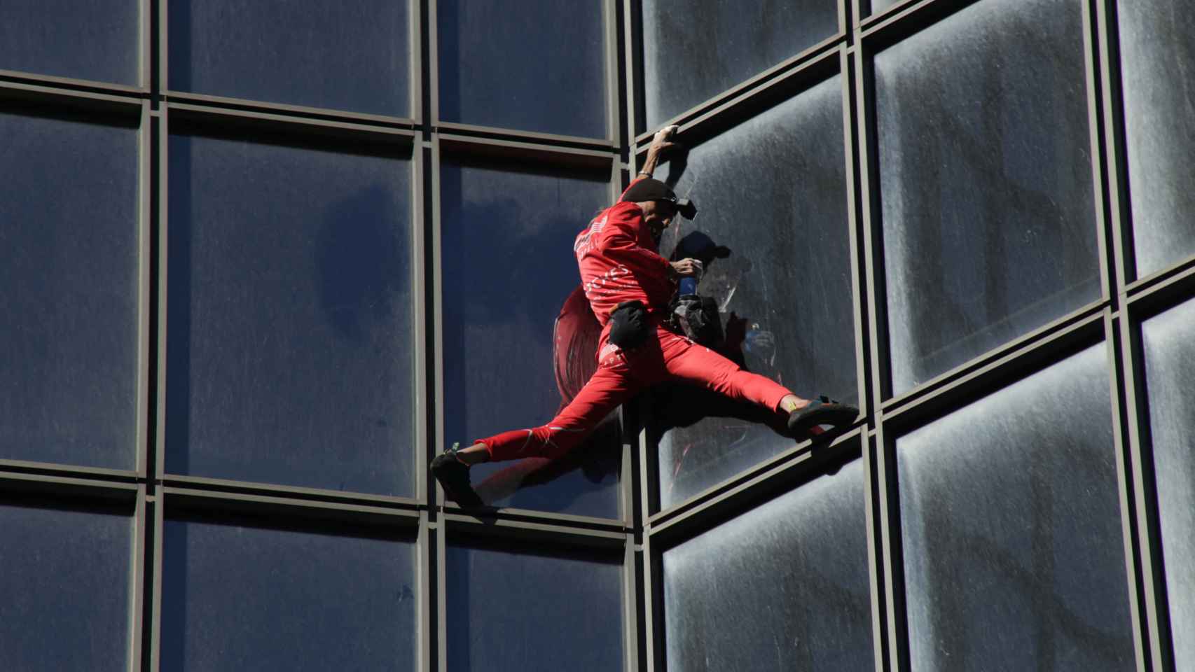 El 'spiderman francés', Alain Robert, durante la escalada de un rascacielos de 48 pisos en París tras cumplir 60 años