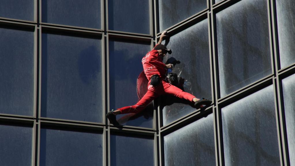 El 'spiderman francés', Alain Robert, durante la escalada de un rascacielos de 48 pisos en París tras cumplir 60 años