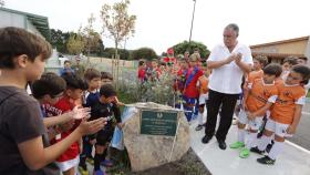 Inauguración de un campo de fútbol en Oleiros por su alcalde, Ángel García Seoane