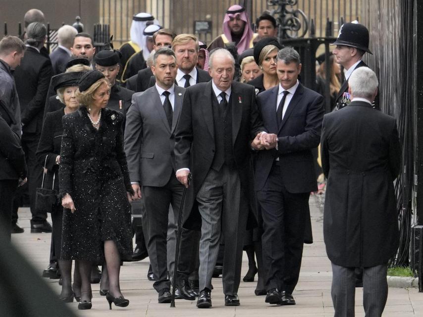 La reina Sofía observa cómo el rey Juan Carlos es ayudado a caminar.