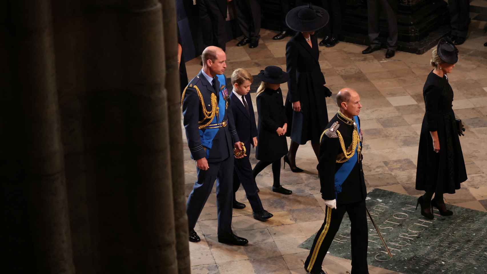 Los príncipes de Gales entrando en la Abadía de Westminster con sus hijos Charlotte y George.