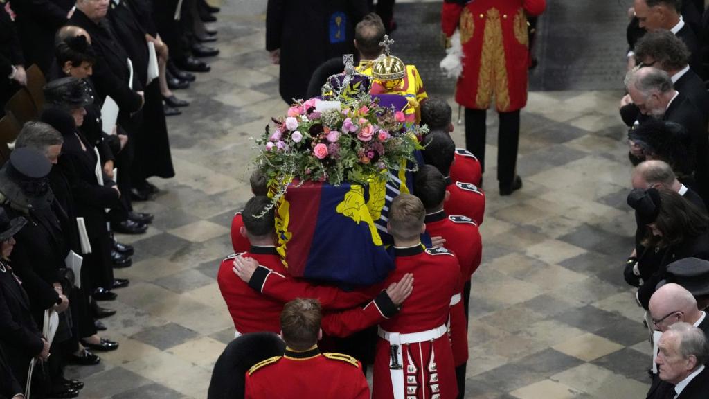 La féretro de la Reina llegando a la Abadía de Westminster, este lunes 19 de septiembre de 2022.