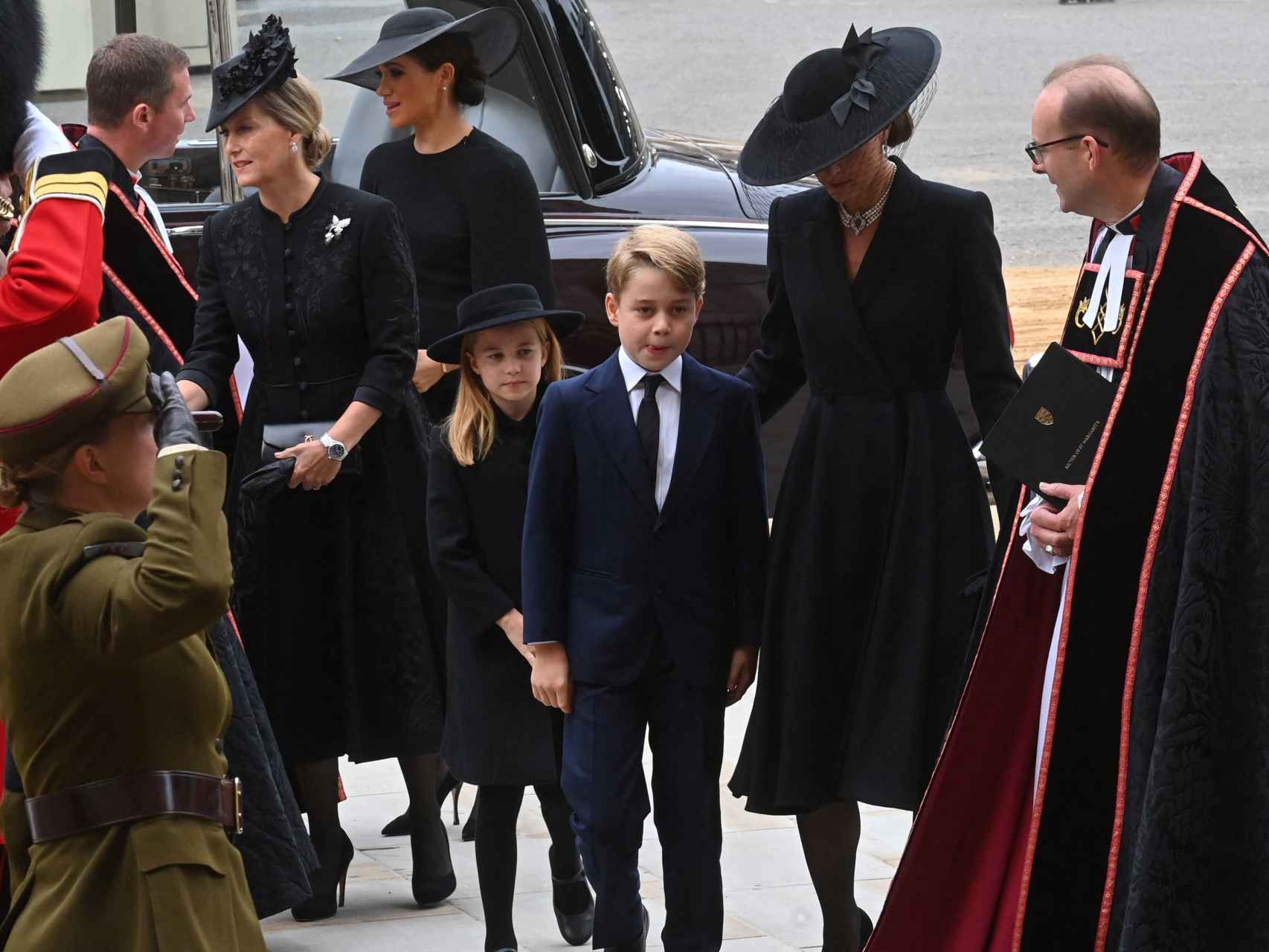 Kate Middleton y sus hijos mayores llegando a la Abadía de Westminster.
