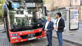 El alcalde de Albacete junto a uno de los autobuses de la nueva línea H.