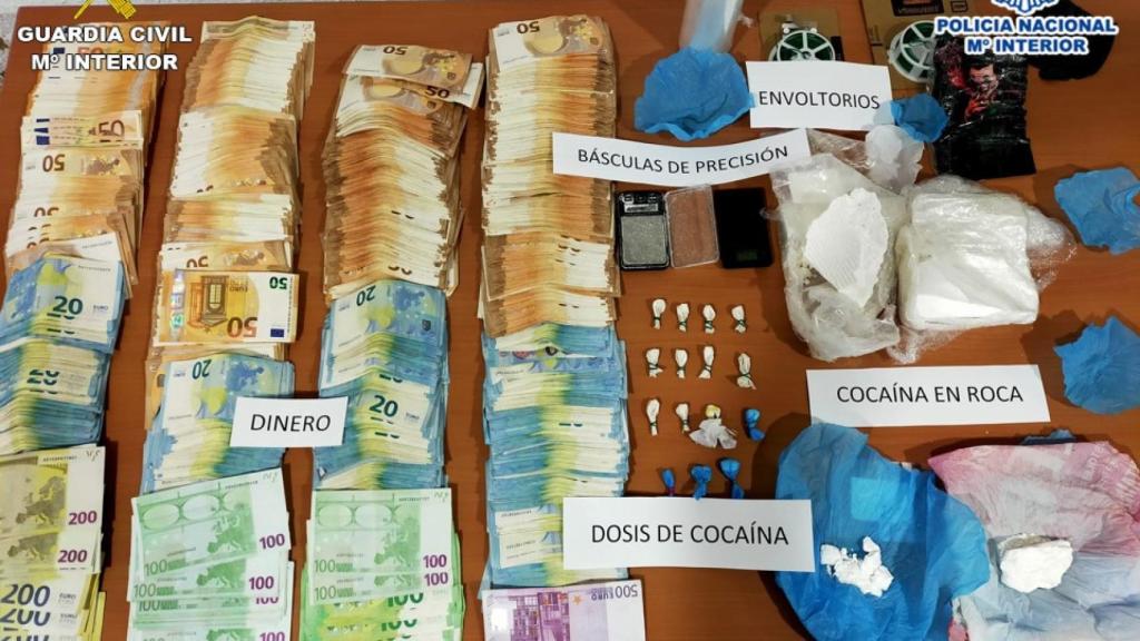 Parte del material, droga y dinero requisados en la operación.