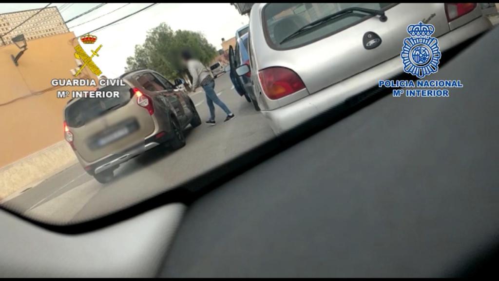 El dinero, la droga y otros materiales requisados por Policía y Guardia Civil.