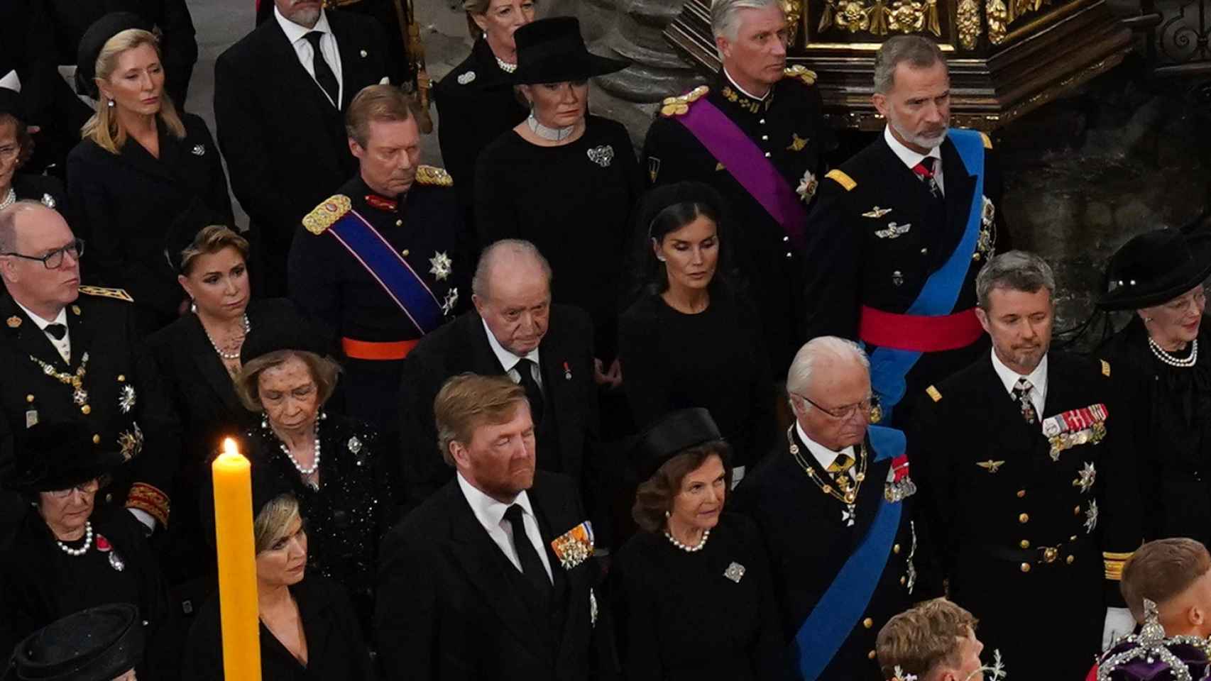 Los reyes de España junto a los eméritos Juan Carlos y Sofía en el abadía durante el funeral de Isabel II.