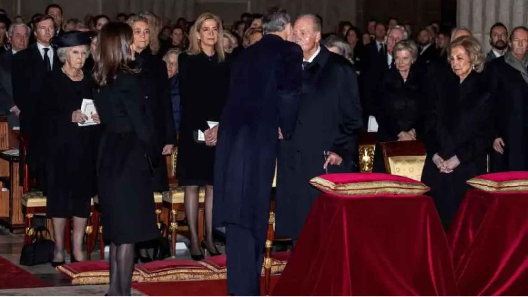 Letizia y Felipe mostraron su apoyo al rey Juan Carlos en el funeral de su hermana, la infanta Pilar. Se trata de su última imagen juntos.