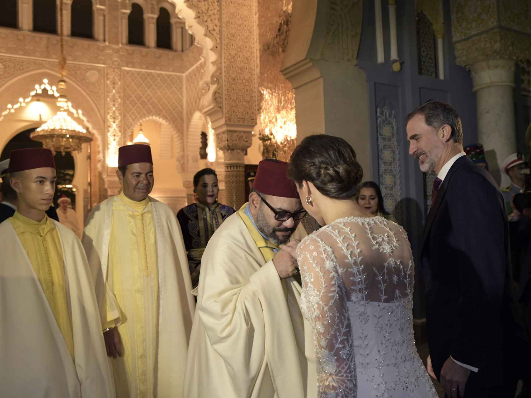 Mohamed VI, su hijo y su hermano saludan a Felipe VI y Letizia en Rabat en 2019.