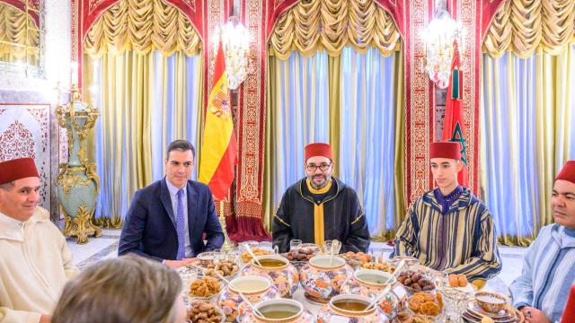 De izquierda a derecha: Pedro Sánchez, Mohamed VI, Moulay Hassan y Moulay Rachid en el Palacio Real de Rabat.