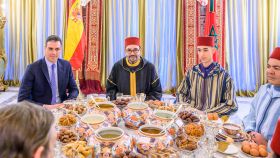 De izquierda a derecha: Pedro Sánchez, Mohamed VI, Moulay Hassan y Moulay Rachid en el Palacio Real de Rabat.