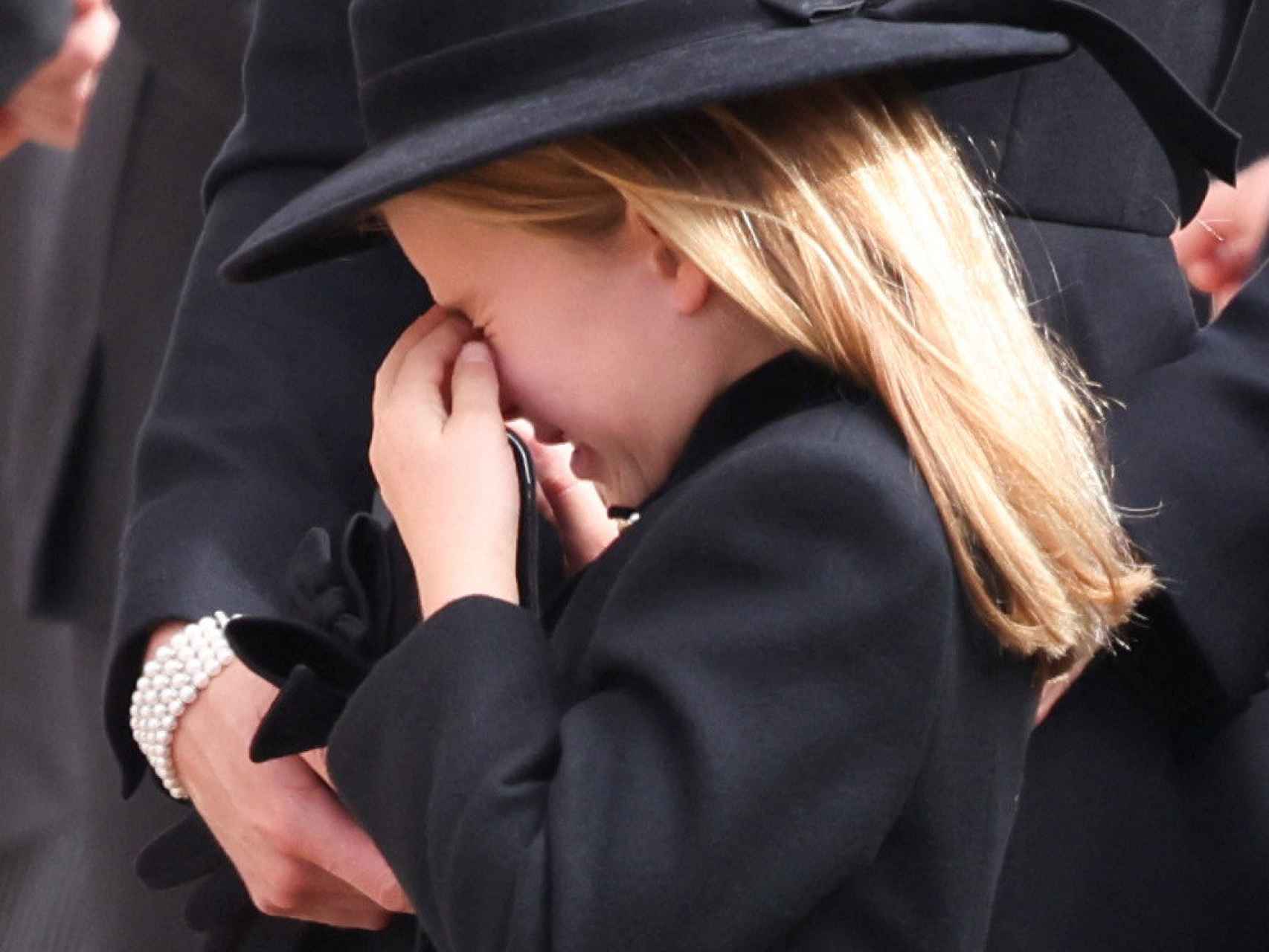 Charlotte, desconsolada en el funeral de su bisabuela.