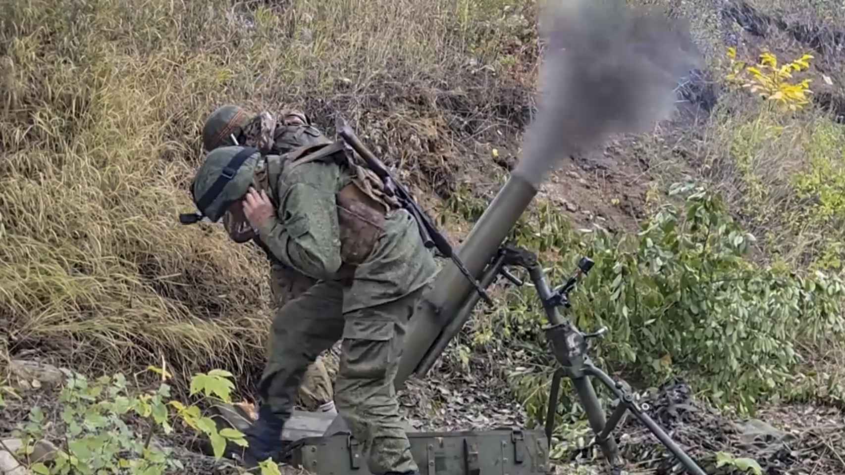 La autoproclamada milicia de la República de Donetsk disparando armas en la región de Donetsk.