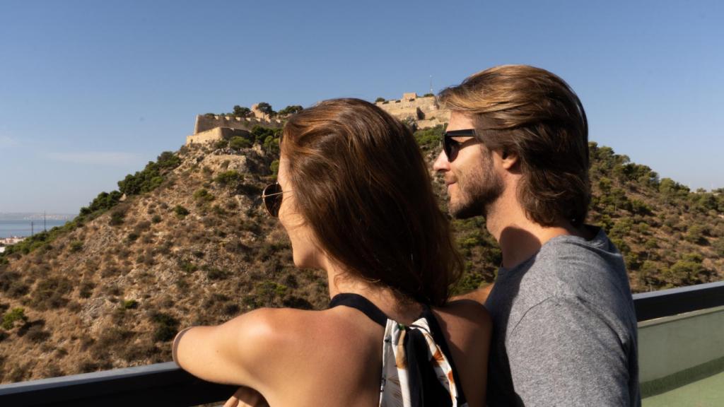 Pareja visitando Alicante con vistas al Castillo de Santa Bárbara