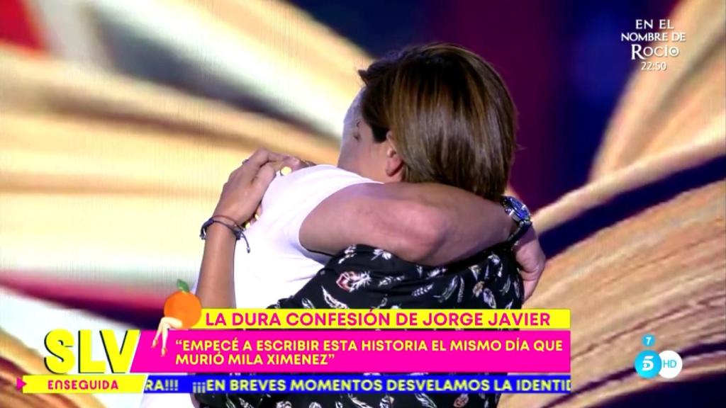 El emotivo abrazo entre lágrimas de Jorge Javier Vázquez y Adela González en 'Sálvame'