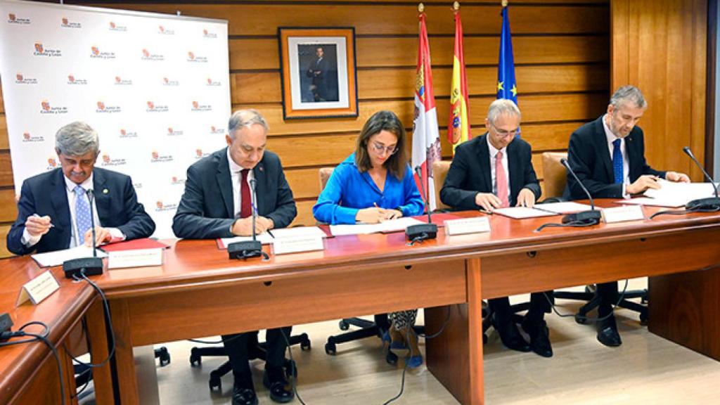 El rector Ricardo Rivero suscribe el convenio junto a la consejera de Movilidad y Transformación Digital, María González Corral, y los rectores de las universidades de Valladolid, León y Burgos