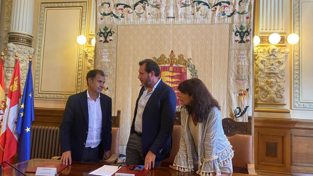 El productor de la serie 'Memento Mori', José Velasco, con el alcalde de Valladolid, Óscar Puente, y la concejala de Cultura, Ana Redondo, en la presentación del acuerdo de colaboración