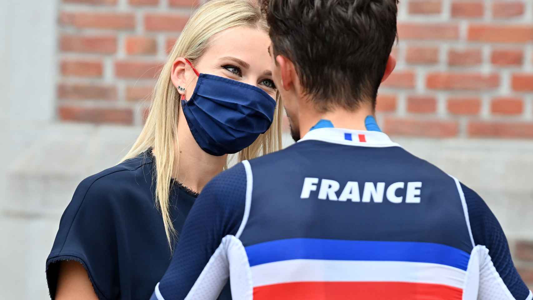 Julian Alaphilippe hablando con su pareja Marion Rousse tras proclamarse campeón del Mundo en Flandes 2021