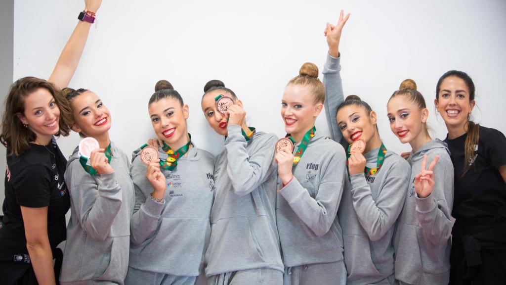 Salma Solaún, Inés Bergua, Valeria Márquez, Mireia Martínez, Ana Arnau y Patricia Pèrez con las medallas de bronce.