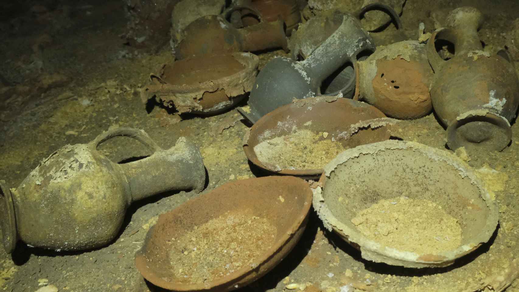Varios de los recipientes hallados en la cueva de Israel. Foto Efe/ AAI