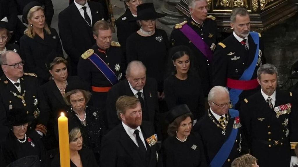 Don Juan Carlos y doña Sofía, junto a los Reyes en el funeral de Isabel II.