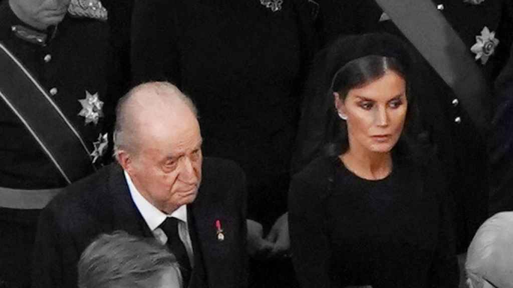 Los Reyes Eméritos, junto a Felipe VI y doña Letizia en el funeral de Isabel II.