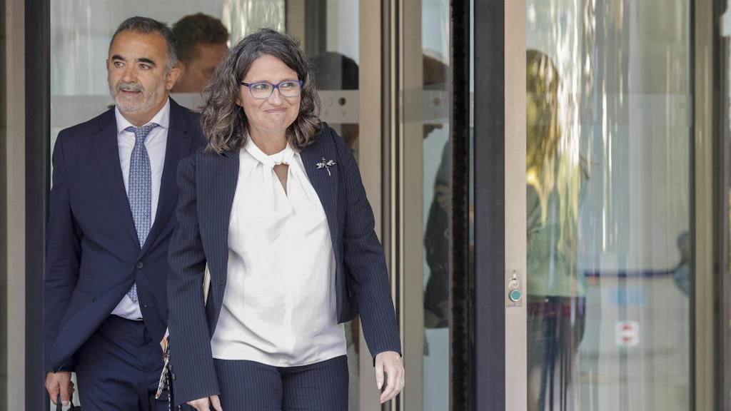 Mónica Oltra, junto a su abogado, a la salida de la Ciudad de la Justicia de Valencia. Efe / Manuel Bruque