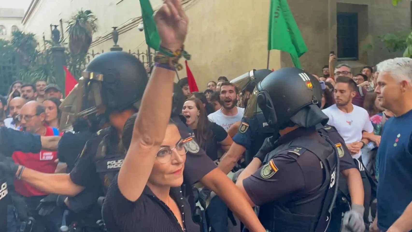 La exportavoz de Vox en el Congreso de los Diputados, Macarena Olona, este jueves, en la Universidad de Granada donde intervino la Policía Nacional